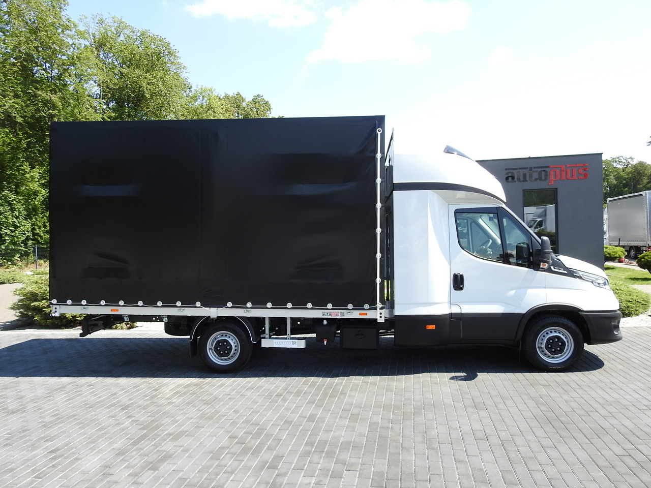 Utilitaire rideaux coulissants (PLSC) neuf IVECO DAILY 35S18 NEW TARPAULIN 8 PALLETS CRUISE CONTROL NAVIGATION LED LIGHTS AUTOMATIC TRANSMISSION HI-MATIC MANUFACTURERS WARRANTY  180HP: photos 7 Utilitaire rideaux coulissants (PLSC) neuf IVECO DAILY 35S18 NEW TARPAULIN 8 PALLETS CRUISE CONTROL NAVIGATION LED LIGHTS AUTOMATIC TRANSMISSION HI-MATIC MANUFACTURERS WARRANTY  180HP: photos 7