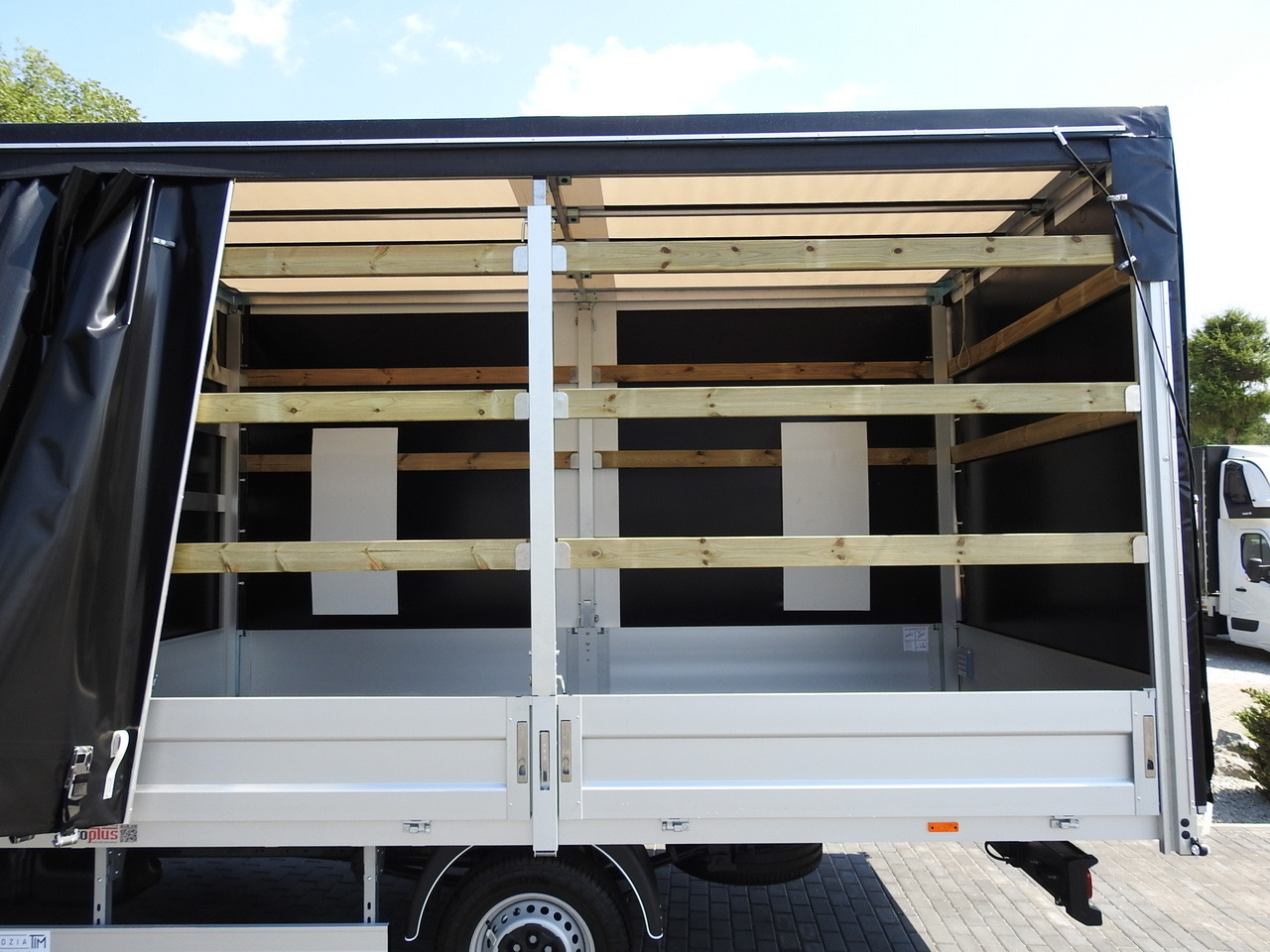 Utilitaire rideaux coulissants (PLSC) neuf IVECO DAILY 35S18 NEW TARPAULIN 8 PALLETS CRUISE CONTROL NAVIGATION LED LIGHTS AUTOMATIC TRANSMISSION HI-MATIC MANUFACTURERS WARRANTY  180HP: photos 28 Utilitaire rideaux coulissants (PLSC) neuf IVECO DAILY 35S18 NEW TARPAULIN 8 PALLETS CRUISE CONTROL NAVIGATION LED LIGHTS AUTOMATIC TRANSMISSION HI-MATIC MANUFACTURERS WARRANTY  180HP: photos 28