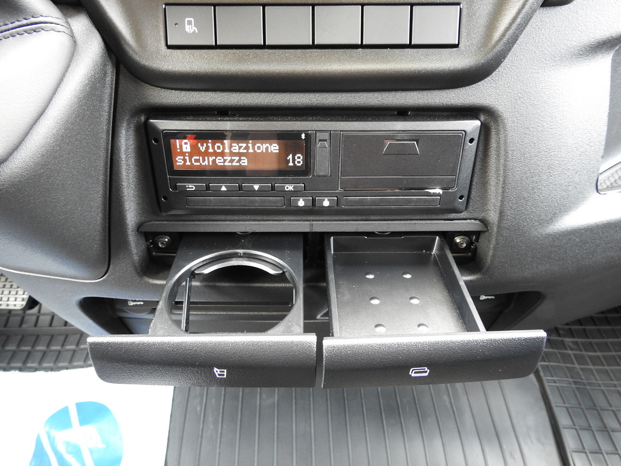 Utilitaire rideaux coulissants (PLSC) neuf IVECO DAILY 35S18 NEW TARPAULIN 8 PALLETS CRUISE CONTROL NAVIGATION LED LIGHTS AUTOMATIC TRANSMISSION HI-MATIC MANUFACTURERS WARRANTY  180HP: photos 46 Utilitaire rideaux coulissants (PLSC) neuf IVECO DAILY 35S18 NEW TARPAULIN 8 PALLETS CRUISE CONTROL NAVIGATION LED LIGHTS AUTOMATIC TRANSMISSION HI-MATIC MANUFACTURERS WARRANTY  180HP: photos 46