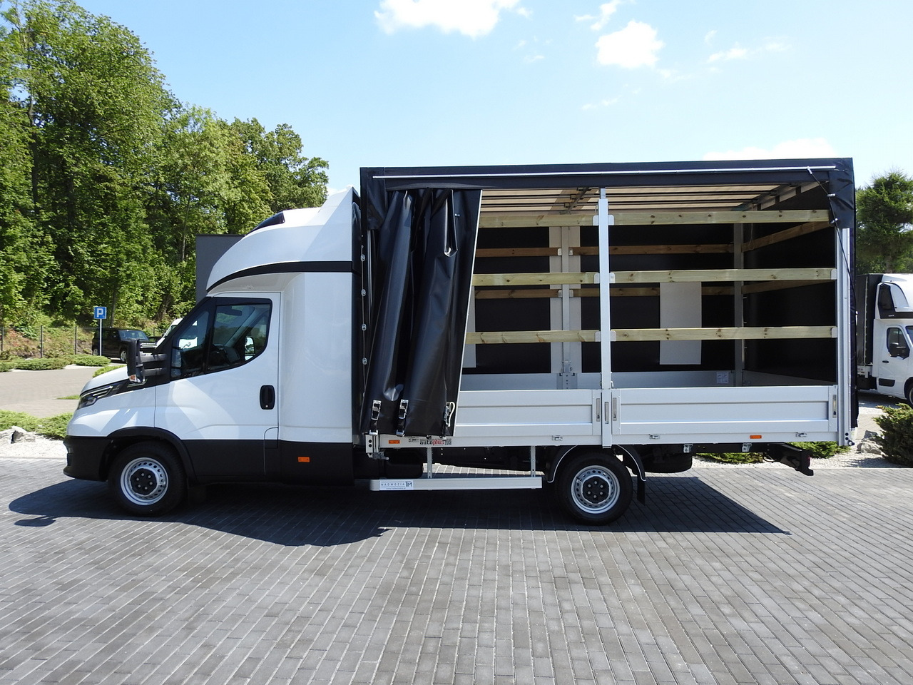 Utilitaire rideaux coulissants (PLSC) neuf IVECO DAILY 35S18 NEW TARPAULIN 8 PALLETS CRUISE CONTROL NAVIGATION LED LIGHTS AUTOMATIC TRANSMISSION HI-MATIC MANUFACTURERS WARRANTY  180HP: photos 8 Utilitaire rideaux coulissants (PLSC) neuf IVECO DAILY 35S18 NEW TARPAULIN 8 PALLETS CRUISE CONTROL NAVIGATION LED LIGHTS AUTOMATIC TRANSMISSION HI-MATIC MANUFACTURERS WARRANTY  180HP: photos 8