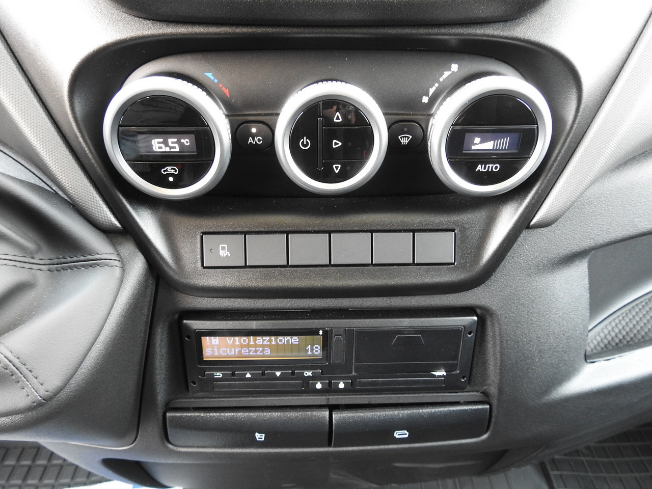 Utilitaire rideaux coulissants (PLSC) neuf IVECO DAILY 35S18 NEW TARPAULIN 8 PALLETS CRUISE CONTROL NAVIGATION LED LIGHTS AUTOMATIC TRANSMISSION HI-MATIC MANUFACTURERS WARRANTY  180HP: photos 45 Utilitaire rideaux coulissants (PLSC) neuf IVECO DAILY 35S18 NEW TARPAULIN 8 PALLETS CRUISE CONTROL NAVIGATION LED LIGHTS AUTOMATIC TRANSMISSION HI-MATIC MANUFACTURERS WARRANTY  180HP: photos 45