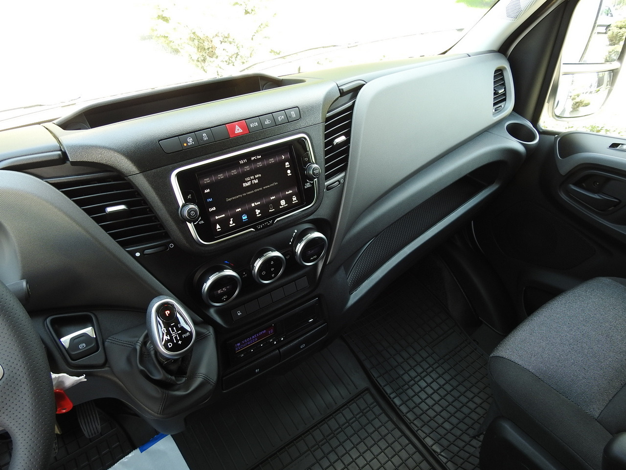 Utilitaire rideaux coulissants (PLSC) neuf IVECO DAILY 35S18 NEW TARPAULIN 8 PALLETS CRUISE CONTROL NAVIGATION LED LIGHTS AUTOMATIC TRANSMISSION HI-MATIC MANUFACTURERS WARRANTY  180HP: photos 39 Utilitaire rideaux coulissants (PLSC) neuf IVECO DAILY 35S18 NEW TARPAULIN 8 PALLETS CRUISE CONTROL NAVIGATION LED LIGHTS AUTOMATIC TRANSMISSION HI-MATIC MANUFACTURERS WARRANTY  180HP: photos 39