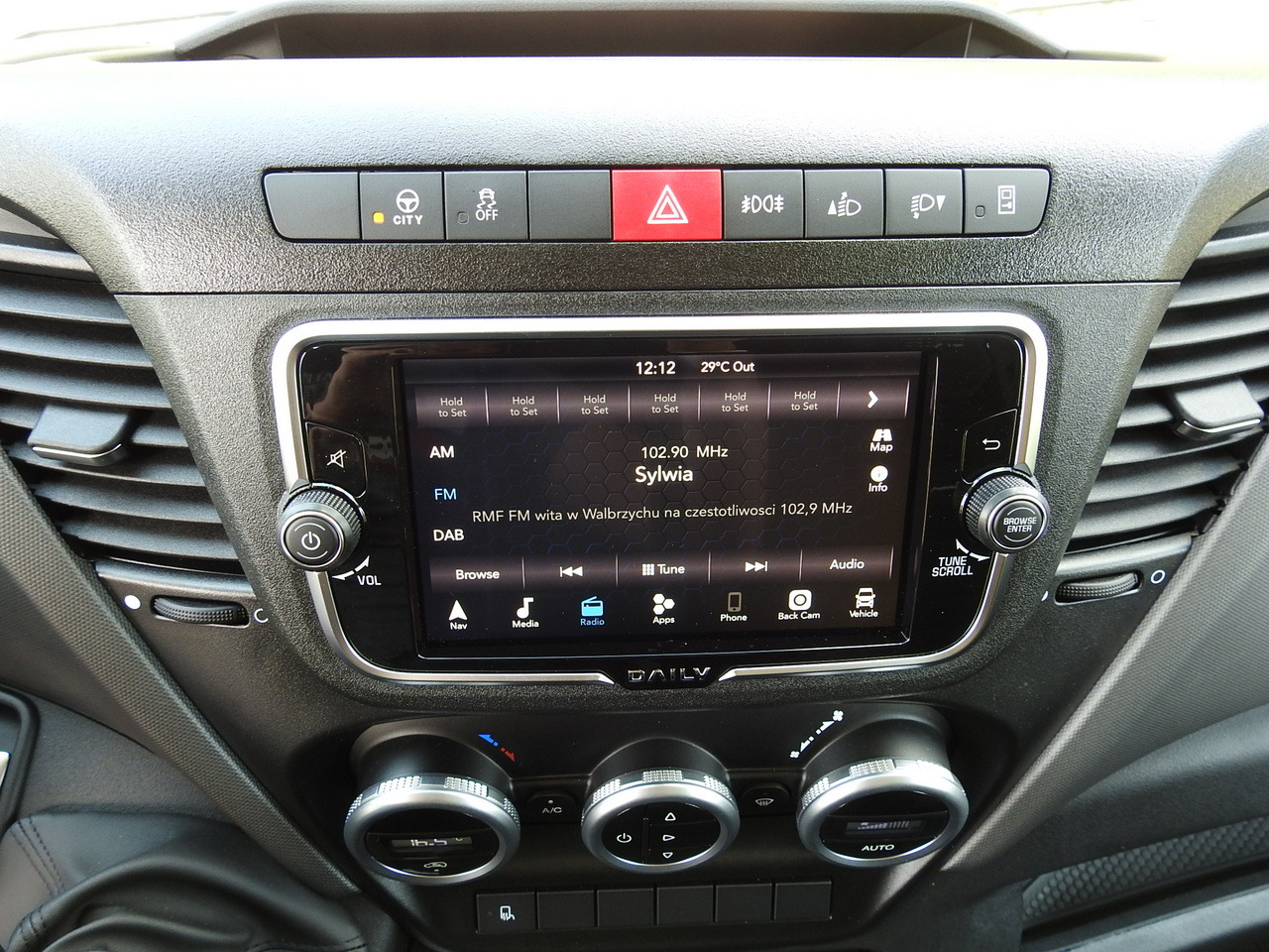 Utilitaire rideaux coulissants (PLSC) neuf IVECO DAILY 35S18 NEW TARPAULIN 8 PALLETS CRUISE CONTROL NAVIGATION LED LIGHTS AUTOMATIC TRANSMISSION HI-MATIC MANUFACTURERS WARRANTY  180HP: photos 43 Utilitaire rideaux coulissants (PLSC) neuf IVECO DAILY 35S18 NEW TARPAULIN 8 PALLETS CRUISE CONTROL NAVIGATION LED LIGHTS AUTOMATIC TRANSMISSION HI-MATIC MANUFACTURERS WARRANTY  180HP: photos 43