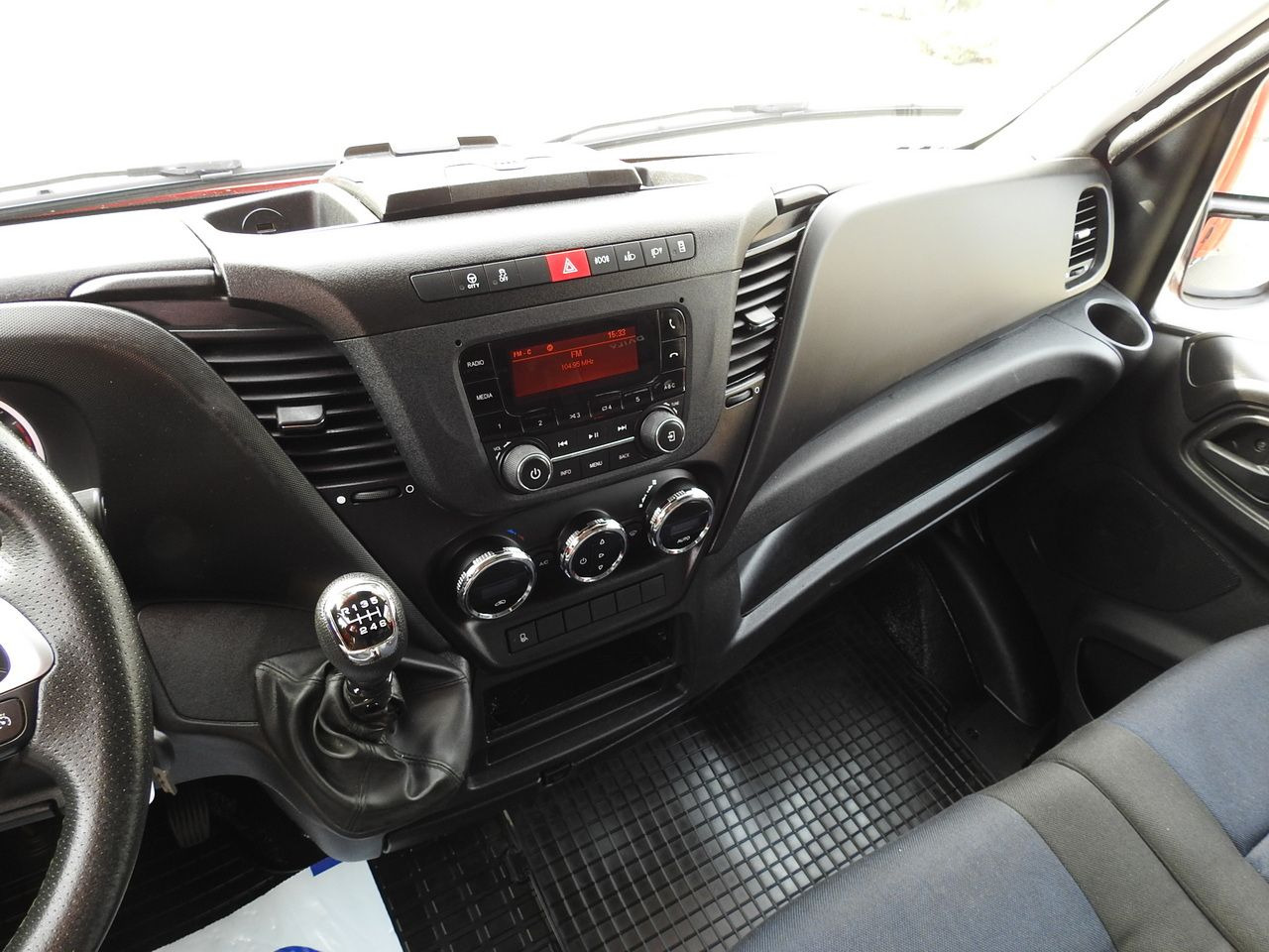 Utilitaire rideaux coulissants (PLSC) IVECO DAILY 35S18 TARPAULIN 10 PALLETS WEBASTO CRUISE CONTROL LED LIGHTS AIR CONDITIONING  180HP: photos 35