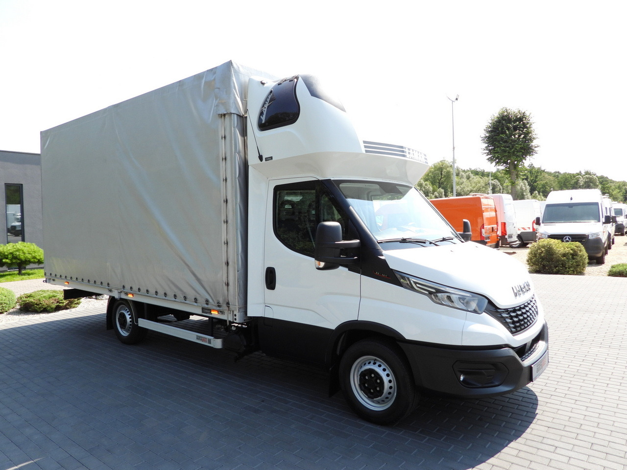 IVECO DAILY 35S18 TARPAULIN 10 PALLETS WEBASTO CRUISE CONTROL LED LIGHTS PNEUMATICS AIR CONDITIONING  180HP - Utilitaire rideaux coulissants (PLSC): photos 4 IVECO DAILY 35S18 TARPAULIN 10 PALLETS WEBASTO CRUISE CONTROL LED LIGHTS PNEUMATICS AIR CONDITIONING  180HP - Utilitaire rideaux coulissants (PLSC): photos 4