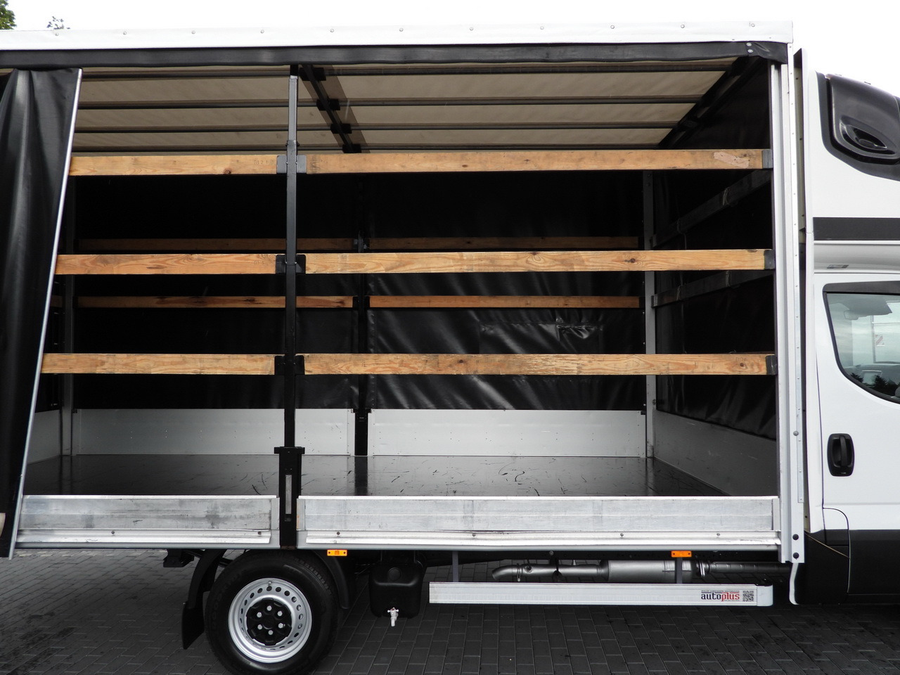 Utilitaire rideaux coulissants (PLSC) IVECO DAILY 35S18 TARPAULIN 10 PALLETS WEBASTO CRUISE CONTROL NAVIGATION LED LIGHTS AIR CONDITIONING  180HP: photos 26