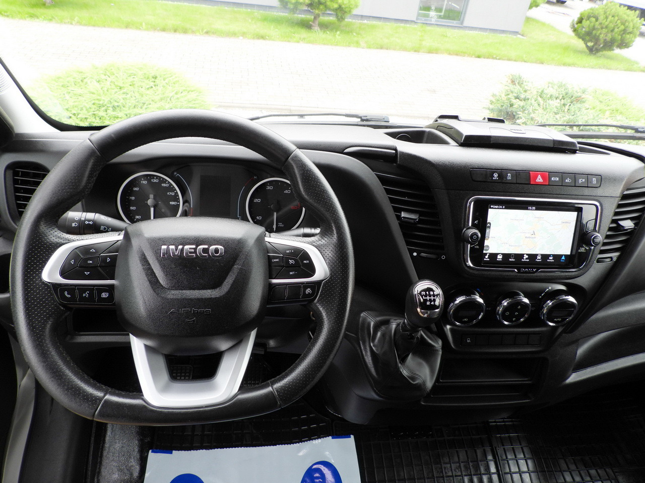 Utilitaire rideaux coulissants (PLSC) IVECO DAILY 35S18 TARPAULIN 10 PALLETS WEBASTO CRUISE CONTROL NAVIGATION LED LIGHTS AIR CONDITIONING  180HP: photos 34