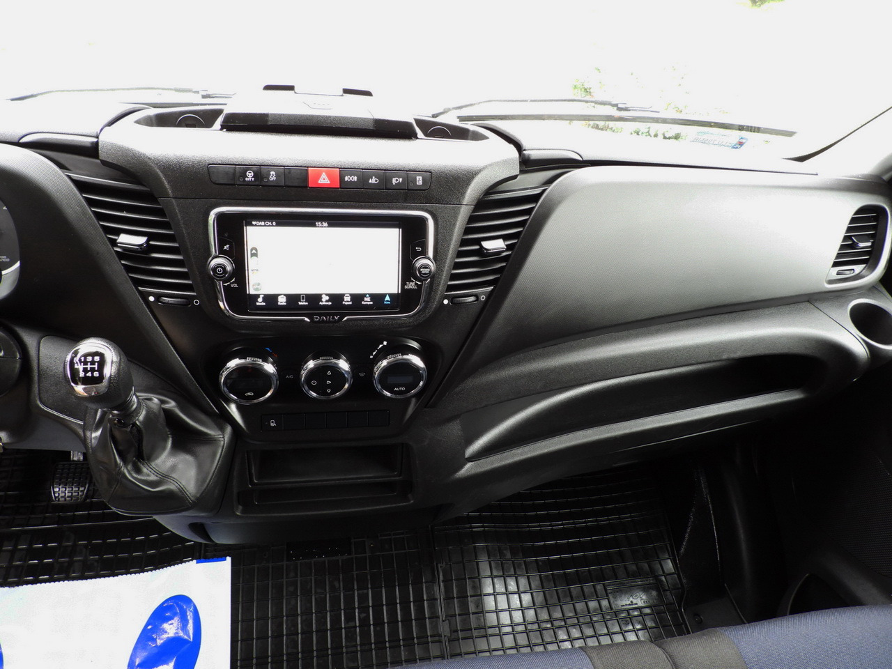 Utilitaire rideaux coulissants (PLSC) IVECO DAILY 35S18 TARPAULIN 10 PALLETS WEBASTO CRUISE CONTROL NAVIGATION LED LIGHTS AIR CONDITIONING  180HP: photos 35