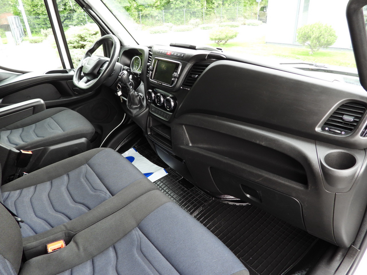 Utilitaire rideaux coulissants (PLSC) IVECO DAILY 35S18 TARPAULIN 10 PALLETS WEBASTO CRUISE CONTROL NAVIGATION LED LIGHTS AIR CONDITIONING  180HP: photos 45