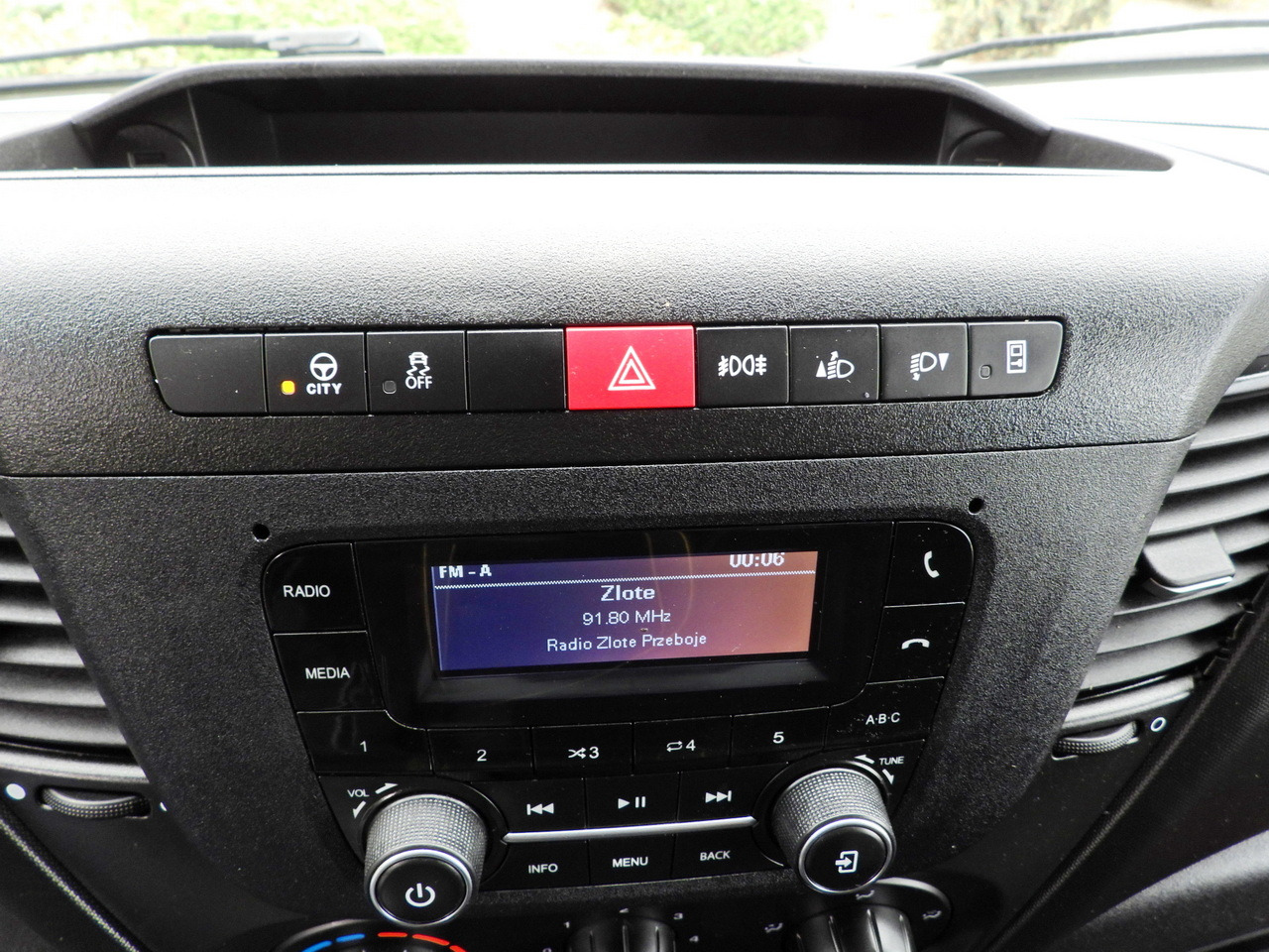 Utilitaire rideaux coulissants (PLSC) IVECO DAILY 35S18 TARPAULIN LIFT 8 PALLETS WEBASTO CRUISE CONTROL LED LIGHTS AIR CONDITIONING 180HP: photos 39 Utilitaire rideaux coulissants (PLSC) IVECO DAILY 35S18 TARPAULIN LIFT 8 PALLETS WEBASTO CRUISE CONTROL LED LIGHTS AIR CONDITIONING 180HP: photos 39