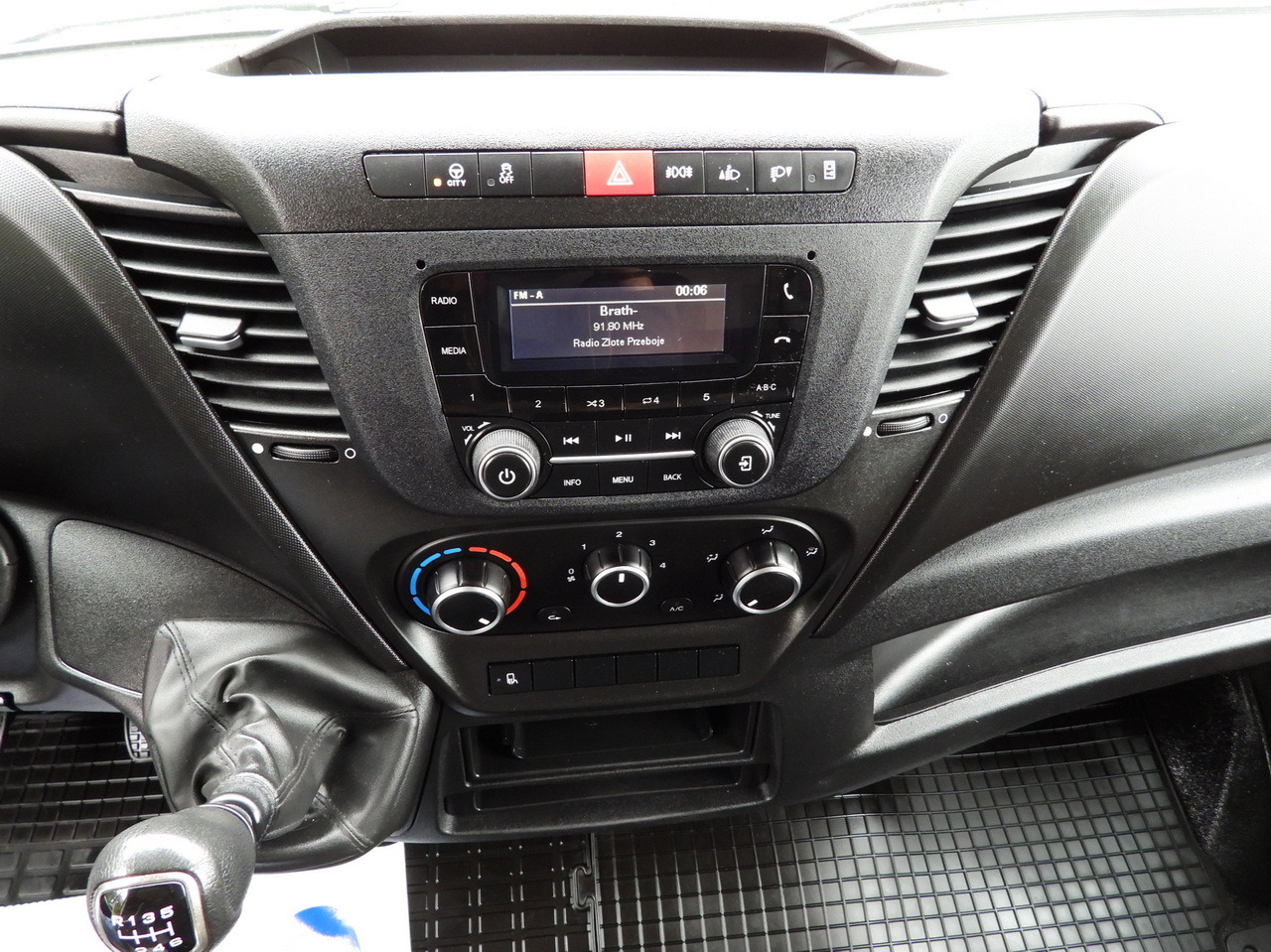 Utilitaire rideaux coulissants (PLSC) IVECO DAILY 35S18 TARPAULIN LIFT 8 PALLETS WEBASTO CRUISE CONTROL LED LIGHTS AIR CONDITIONING 180HP: photos 38 Utilitaire rideaux coulissants (PLSC) IVECO DAILY 35S18 TARPAULIN LIFT 8 PALLETS WEBASTO CRUISE CONTROL LED LIGHTS AIR CONDITIONING 180HP: photos 38