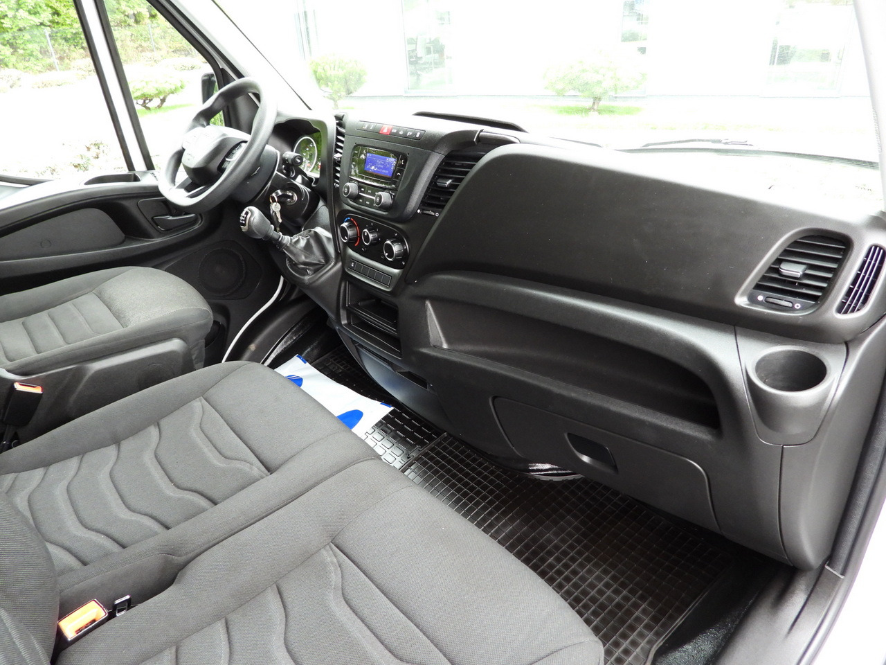 Utilitaire rideaux coulissants (PLSC) IVECO DAILY 35S18 TARPAULIN LIFT 8 PALLETS WEBASTO CRUISE CONTROL LED LIGHTS AIR CONDITIONING 180HP: photos 44 Utilitaire rideaux coulissants (PLSC) IVECO DAILY 35S18 TARPAULIN LIFT 8 PALLETS WEBASTO CRUISE CONTROL LED LIGHTS AIR CONDITIONING 180HP: photos 44