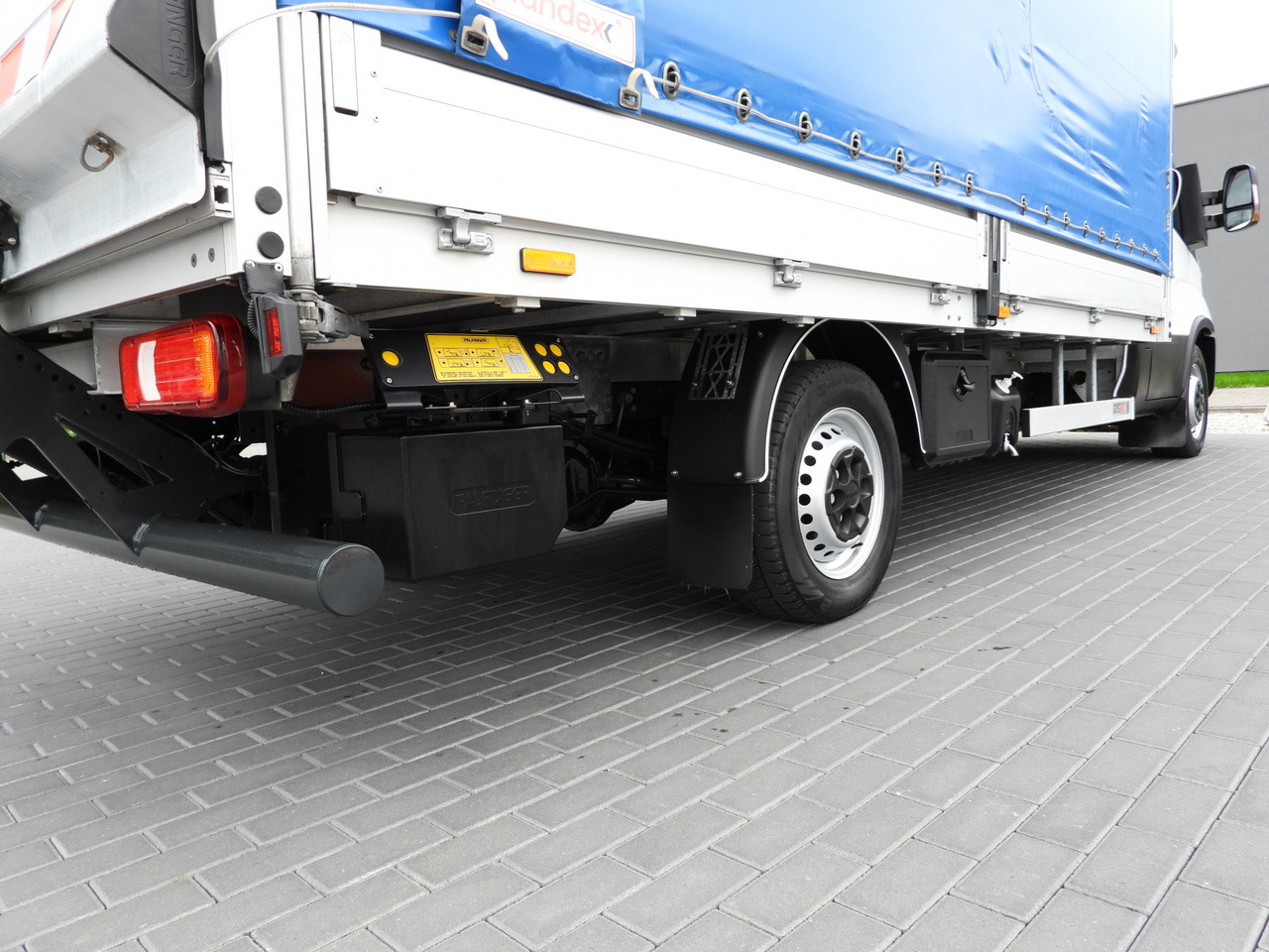 Utilitaire rideaux coulissants (PLSC) IVECO DAILY 35S18 TARPAULIN LIFT 8 PALLETS WEBASTO CRUISE CONTROL LED LIGHTS AIR CONDITIONING 180HP: photos 18 Utilitaire rideaux coulissants (PLSC) IVECO DAILY 35S18 TARPAULIN LIFT 8 PALLETS WEBASTO CRUISE CONTROL LED LIGHTS AIR CONDITIONING 180HP: photos 18