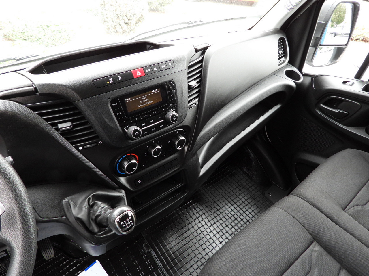 Utilitaire rideaux coulissants (PLSC) IVECO DAILY 35S18 TARPAULIN LIFT 8 PALLETS WEBASTO CRUISE CONTROL LED LIGHTS AIR CONDITIONING 180HP: photos 36 Utilitaire rideaux coulissants (PLSC) IVECO DAILY 35S18 TARPAULIN LIFT 8 PALLETS WEBASTO CRUISE CONTROL LED LIGHTS AIR CONDITIONING 180HP: photos 36