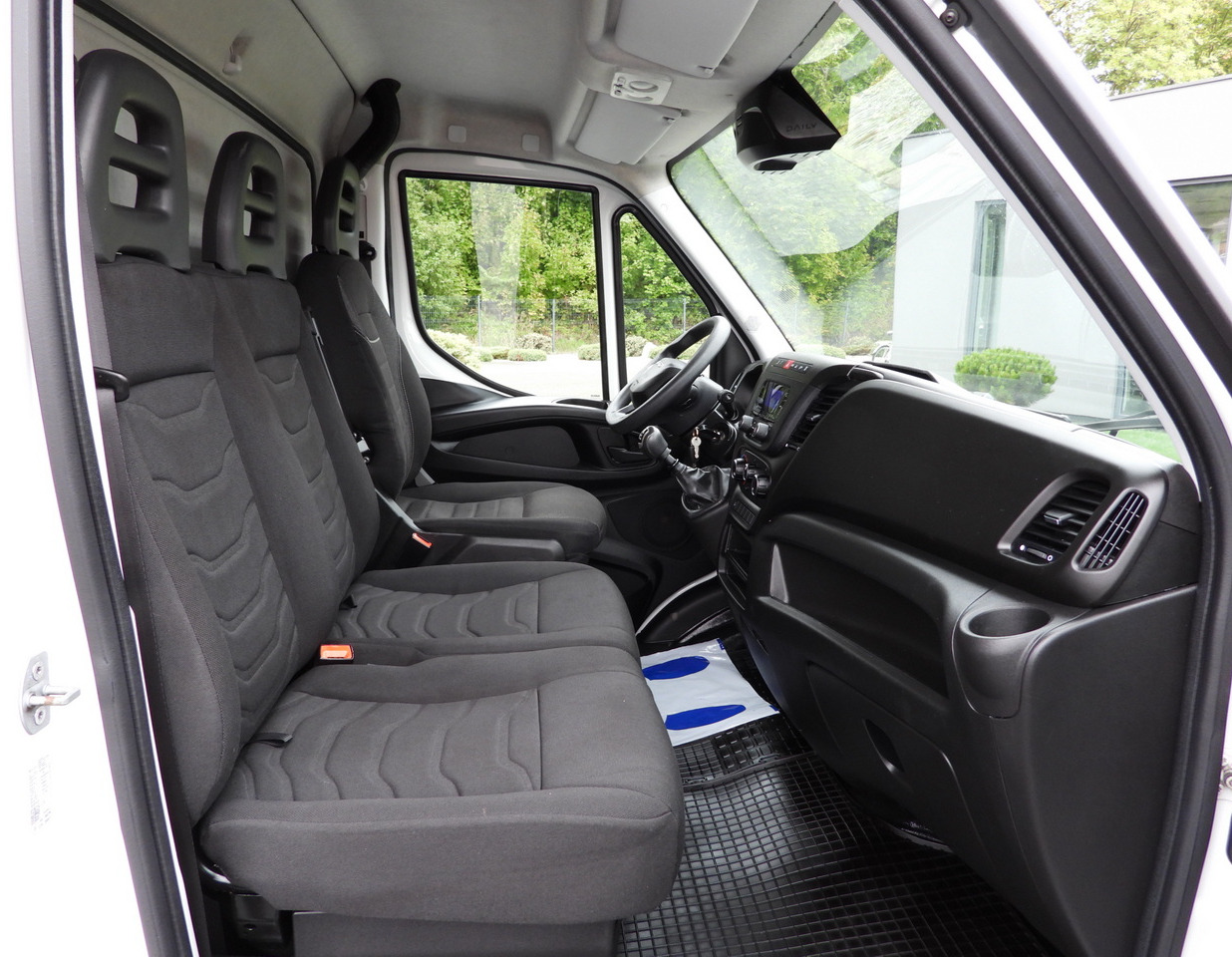 Utilitaire rideaux coulissants (PLSC) IVECO DAILY 35S18 TARPAULIN LIFT 8 PALLETS WEBASTO CRUISE CONTROL LED LIGHTS AIR CONDITIONING 180HP: photos 42 Utilitaire rideaux coulissants (PLSC) IVECO DAILY 35S18 TARPAULIN LIFT 8 PALLETS WEBASTO CRUISE CONTROL LED LIGHTS AIR CONDITIONING 180HP: photos 42