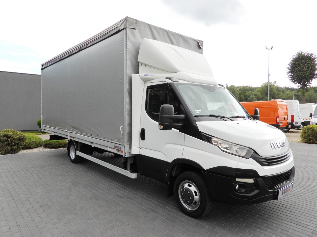 IVECO DAILY 50C15 TARPAULIN 12 PALLETS CRUISE CONTROL TWIN WHEELS AIR CONDITIONING  150HP - Utilitaire rideaux coulissants (PLSC): photos 4 IVECO DAILY 50C15 TARPAULIN 12 PALLETS CRUISE CONTROL TWIN WHEELS AIR CONDITIONING  150HP - Utilitaire rideaux coulissants (PLSC): photos 4