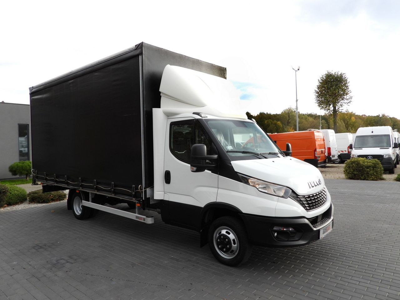 IVECO DAILY 50C17 TARPAULIN 10 PALLETS CRUISE CONTROL PNEUMATICS TWIN WHEELS AIR CONDITIONING  180HP - Utilitaire rideaux coulissants (PLSC): photos 4 IVECO DAILY 50C17 TARPAULIN 10 PALLETS CRUISE CONTROL PNEUMATICS TWIN WHEELS AIR CONDITIONING  180HP - Utilitaire rideaux coulissants (PLSC): photos 4
