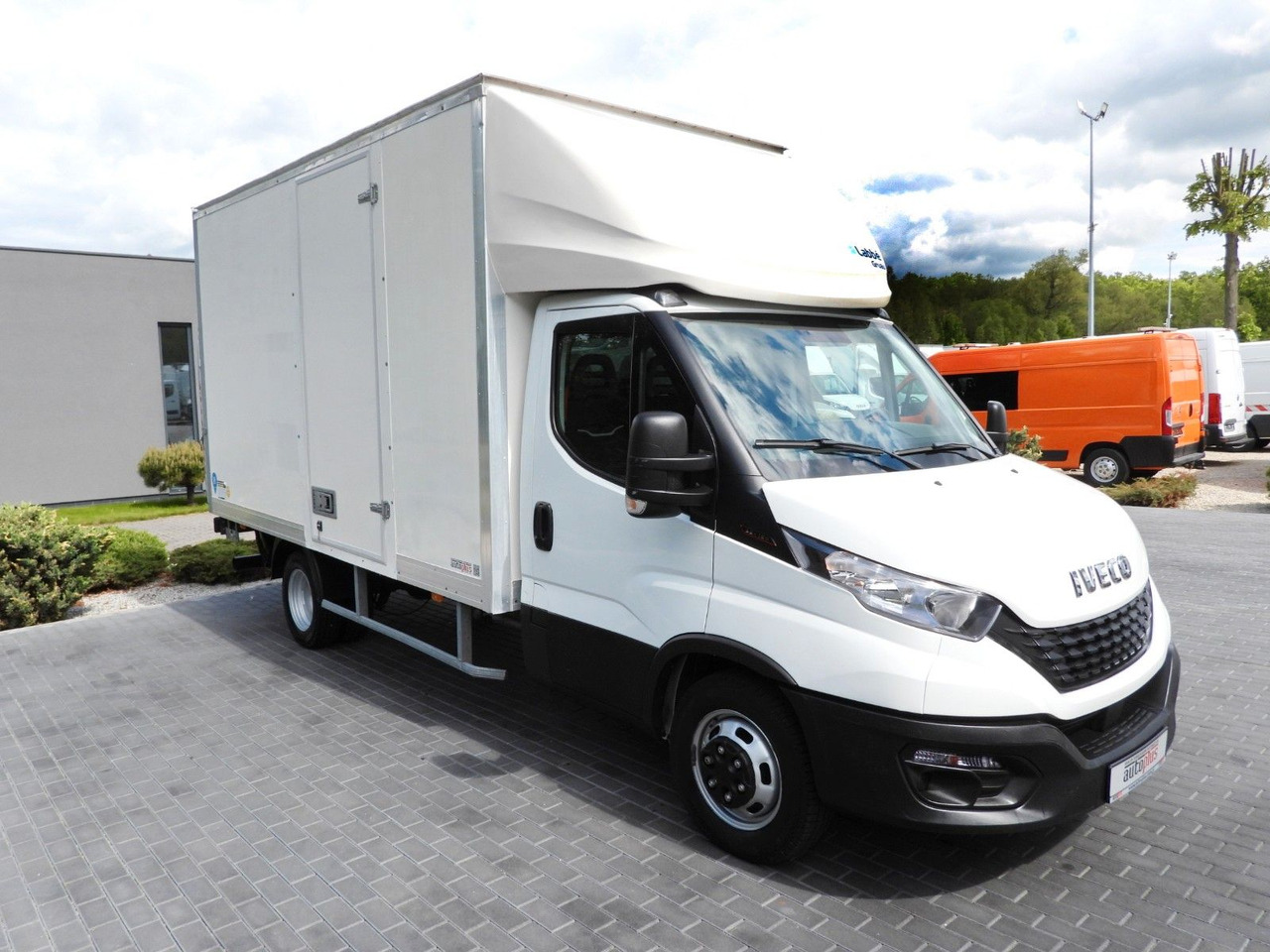Iveco DAILY 35C16 KOFFER AUFZUG 8 PALETTEN TEMPOMAT Iveco DAILY 35C16 KOFFER AUFZUG 8 PALETTEN TEMPOMAT - Fourgon grand volume: photos 4 Iveco DAILY 35C16 KOFFER AUFZUG 8 PALETTEN TEMPOMAT Iveco DAILY 35C16 KOFFER AUFZUG 8 PALETTEN TEMPOMAT - Fourgon grand volume: photos 4