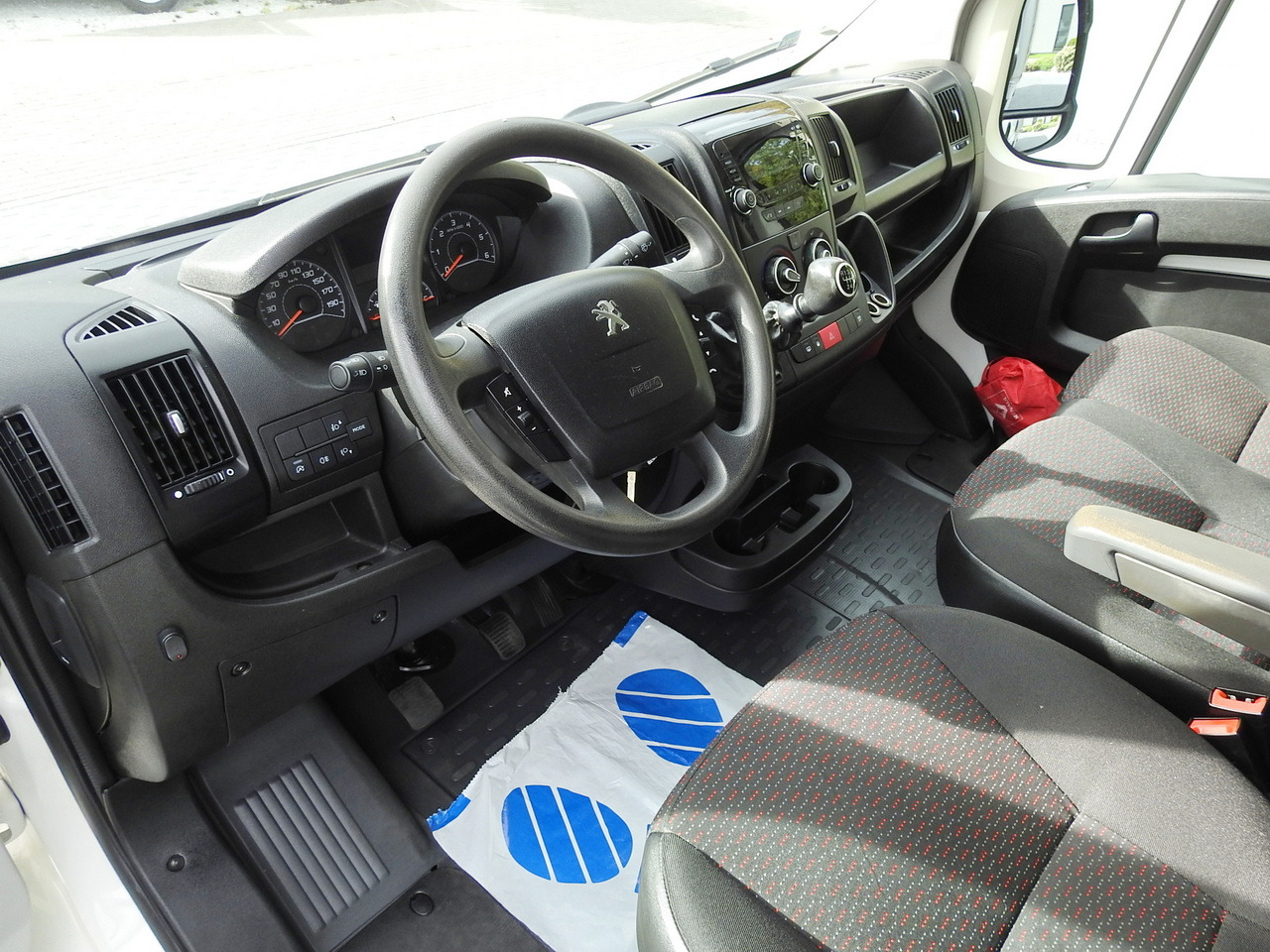 PEUGEOT BOXER STAKE BODY DOUBLE CABIN DOKA 7 SEATS AIR CONDITIONING 140HP - Utilitaire double cabine: photos 2 PEUGEOT BOXER STAKE BODY DOUBLE CABIN DOKA 7 SEATS AIR CONDITIONING 140HP - Utilitaire double cabine: photos 2