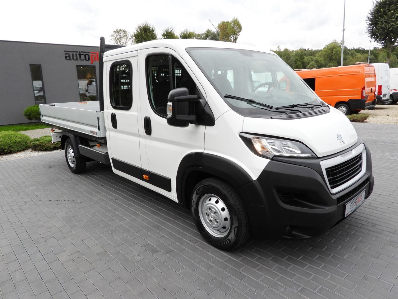 PEUGEOT BOXER STAKE BODY DOUBLE CABIN DOKA 7 SEATS CRUISE CONTROL AIR CONDITIONING 140HP - Utilitaire plateau: photos 5 PEUGEOT BOXER STAKE BODY DOUBLE CABIN DOKA 7 SEATS CRUISE CONTROL AIR CONDITIONING 140HP - Utilitaire plateau: photos 5
