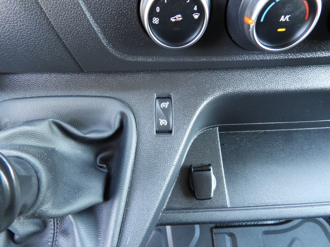 Fourgon grand volume RENAULT MASTER  BOX LIFT 8 PALLETS CRUISE CONTROL NAVIGATION LED LIGHTS TWIN WHEELS AIR CONDITIONING  145HP: photos 37