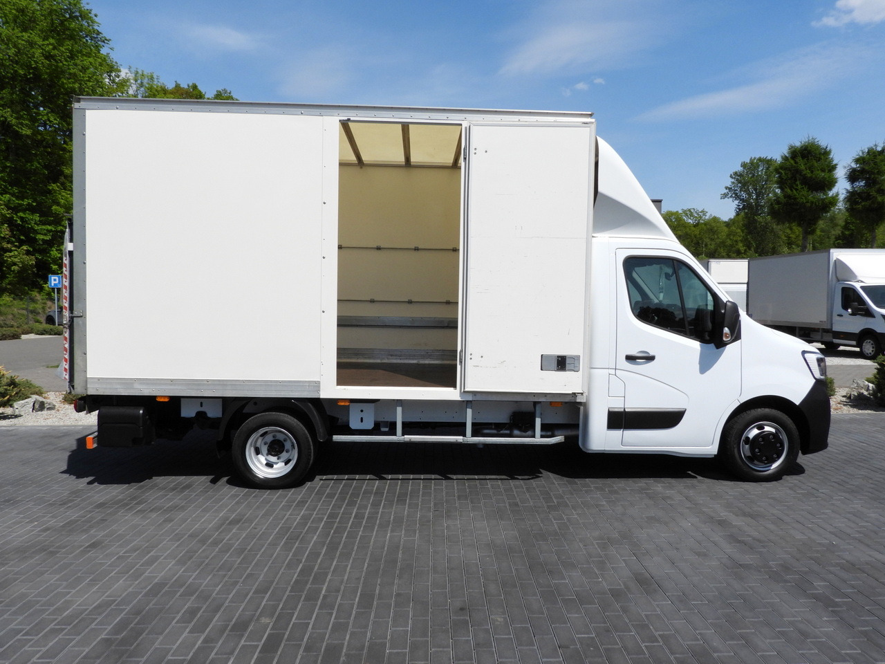 Fourgon grand volume RENAULT MASTER  BOX LIFT 8 PALLETS CRUISE CONTROL NAVIGATION LED LIGHTS TWIN WHEELS AIR CONDITIONING  145HP: photos 8