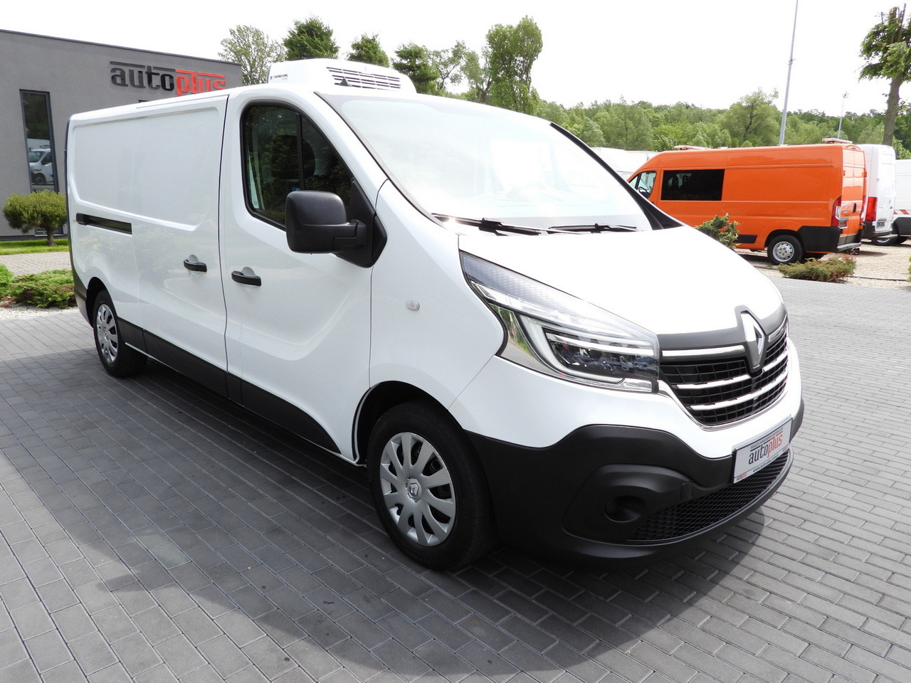 RENAULT TRAFIC REFRIGERATOR VAN 0*C CRUISE CONTROL LED LIGHTS AIR CONDITIONING 120HP - Utilitaire frigorifique: photos 4 RENAULT TRAFIC REFRIGERATOR VAN 0*C CRUISE CONTROL LED LIGHTS AIR CONDITIONING 120HP - Utilitaire frigorifique: photos 4