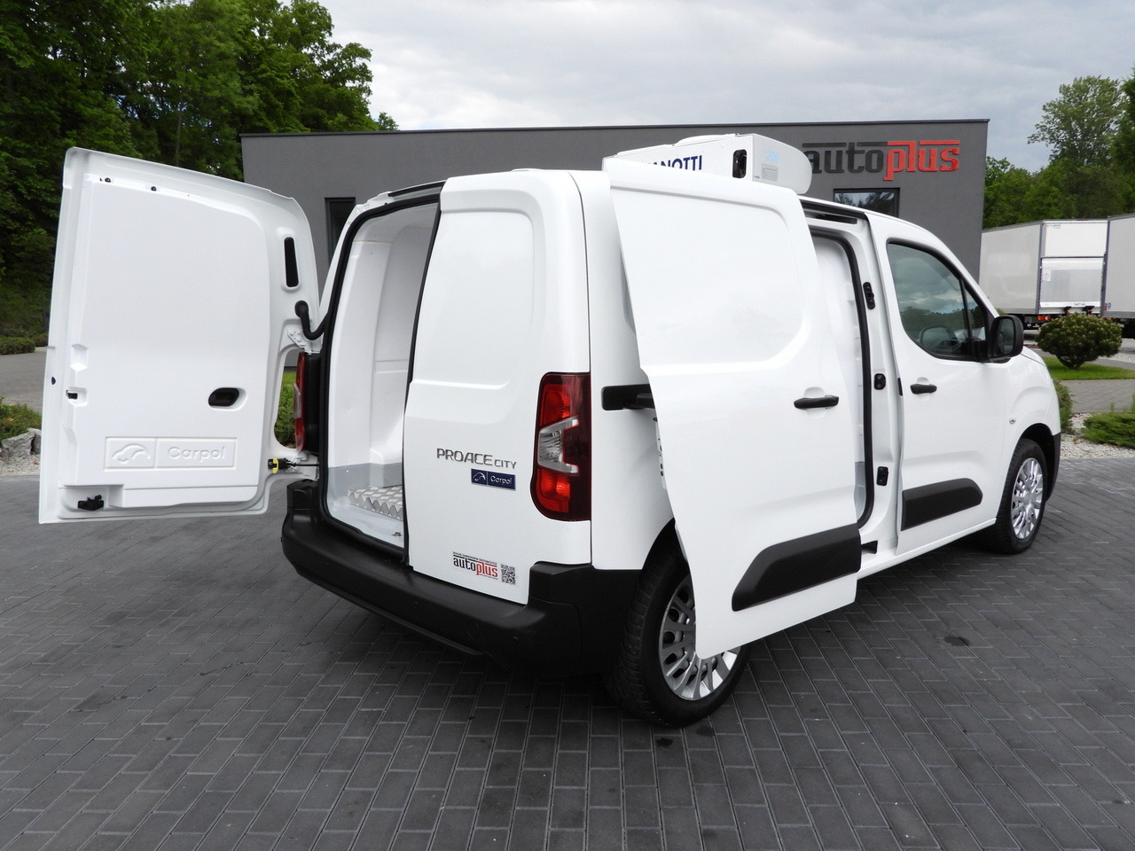 TOYOTA PROACE CITY  REFRIGERATOR VAN -15*C POWER SUPPLY 230V CRUISE CONTROL AIR CONDITIONING  100HP - Utilitaire frigorifique: photos 3 TOYOTA PROACE CITY  REFRIGERATOR VAN -15*C POWER SUPPLY 230V CRUISE CONTROL AIR CONDITIONING  100HP - Utilitaire frigorifique: photos 3