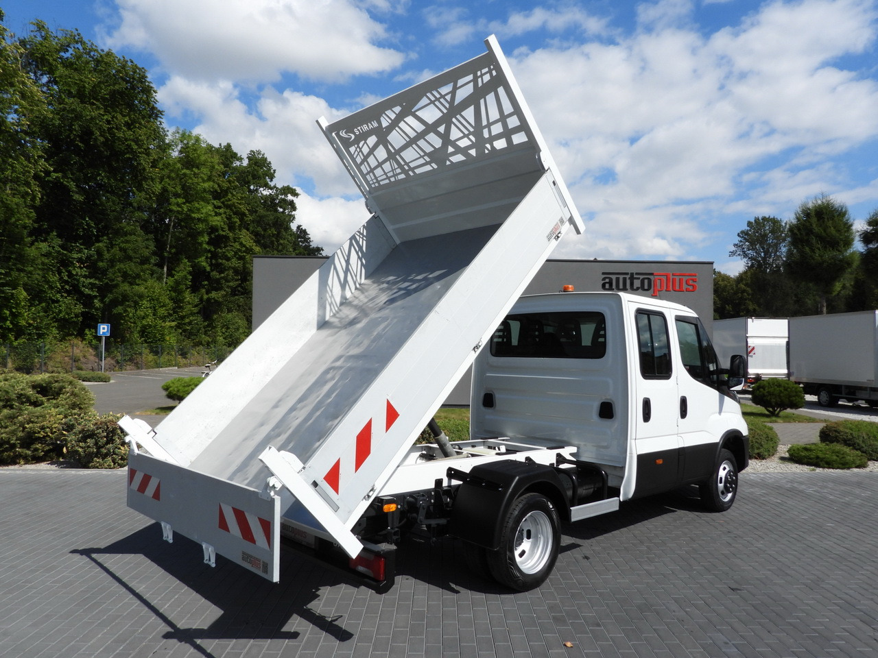 IVECO DAILY 35C16 TIPPER DOUBLE CABIN DOKA 6 SEATS CRUISE CONTROL NAVIGATION TWIN WHEELS AIR CONDITIONING 160HP - Véhicule utilitaire: photos 3 IVECO DAILY 35C16 TIPPER DOUBLE CABIN DOKA 6 SEATS CRUISE CONTROL NAVIGATION TWIN WHEELS AIR CONDITIONING 160HP - Véhicule utilitaire: photos 3