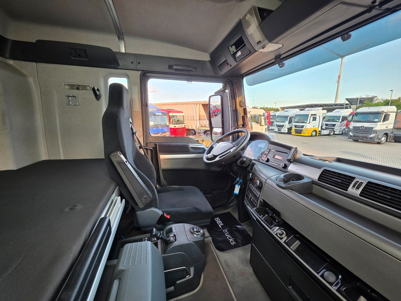 Camion grue MAN TGX 26.360 6x2-2 BL / Intarder / HIAB 166K PRO: photos 34 Camion grue MAN TGX 26.360 6x2-2 BL / Intarder / HIAB 166K PRO: photos 34