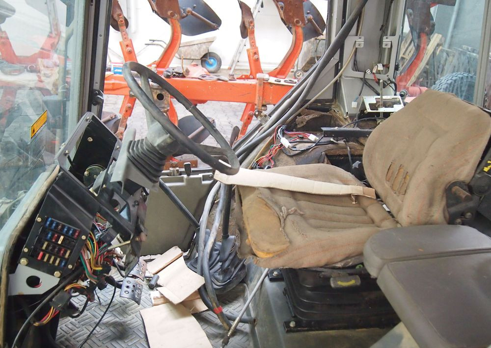 Części do Ciągnika Massey Ferguson MF 3050, 3060, 3070, 3080, 3090 Kabina do Massey Ferguson serii 30.. , 31.. , 36.. - Cabine pour Machine agricole: photos 4 Części do Ciągnika Massey Ferguson MF 3050, 3060, 3070, 3080, 3090 Kabina do Massey Ferguson serii 30.. , 31.. , 36.. - Cabine pour Machine agricole: photos 4