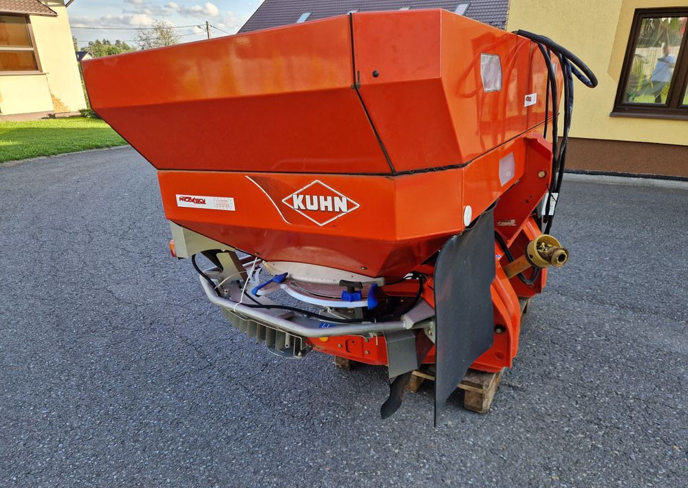 Rozsiewacz nawozów Kuhn AXIS 30,1 2008 Rozsiewacz KUHN RAUCH - Distributeur d'engrais: photos 4 Rozsiewacz nawozów Kuhn AXIS 30,1 2008 Rozsiewacz KUHN RAUCH - Distributeur d'engrais: photos 4