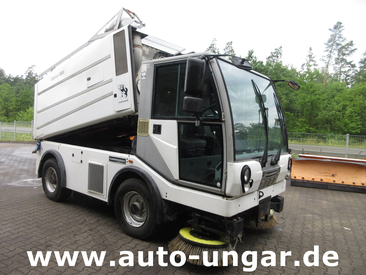 BUCHER CC5000 Kehrmaschine Motorschaden - Euro 5 Kärcher am Heck - Balayeuse de voirie: photos 1 BUCHER CC5000 Kehrmaschine Motorschaden - Euro 5 Kärcher am Heck - Balayeuse de voirie: photos 1