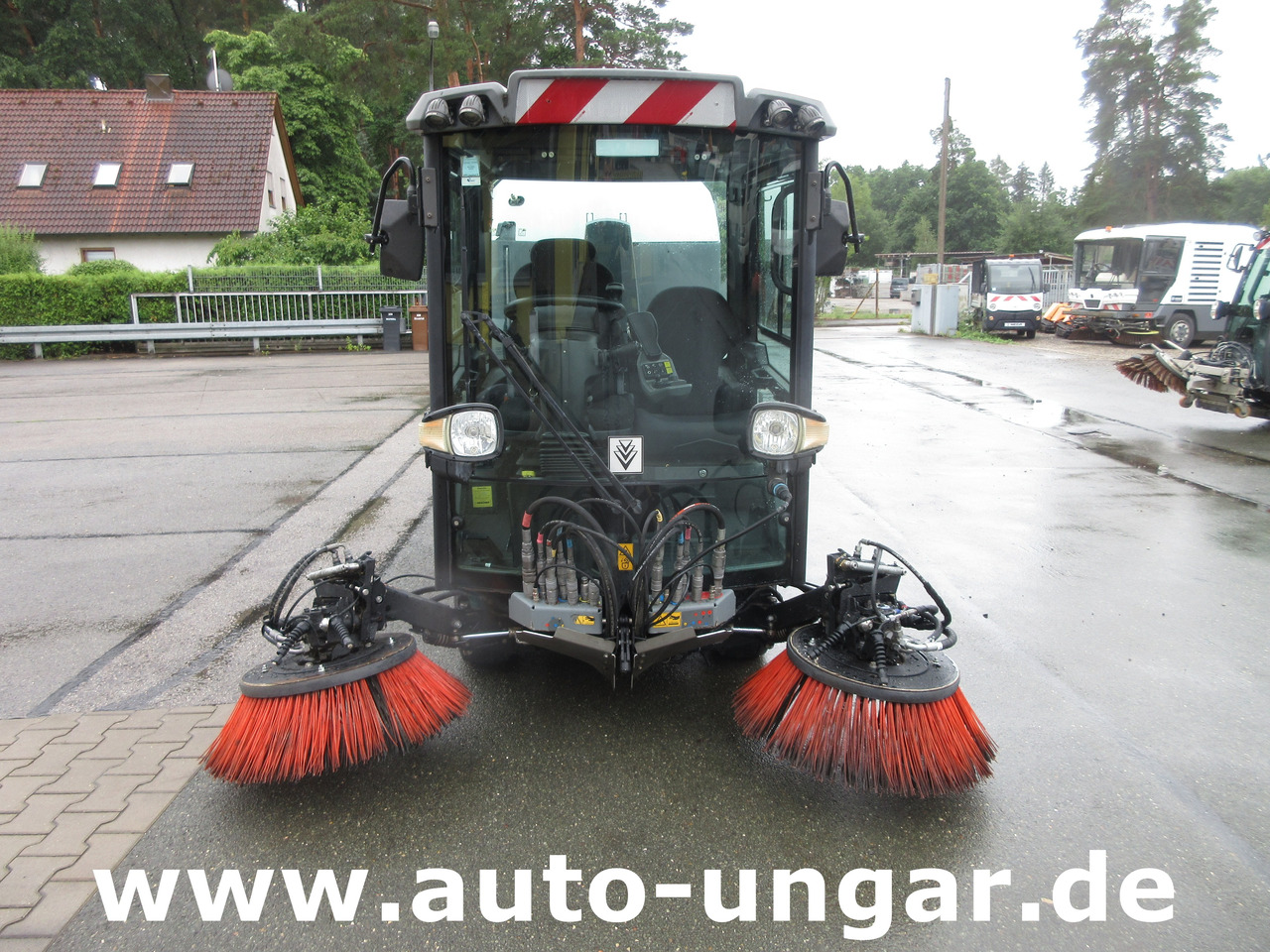 KÄRCHER MC130 Advanced Kehrmaschine Geräteträger 4x4 Kommunalfahrzeug MIC 130 Professional - Balayeuse de voirie: photos 2 KÄRCHER MC130 Advanced Kehrmaschine Geräteträger 4x4 Kommunalfahrzeug MIC 130 Professional - Balayeuse de voirie: photos 2
