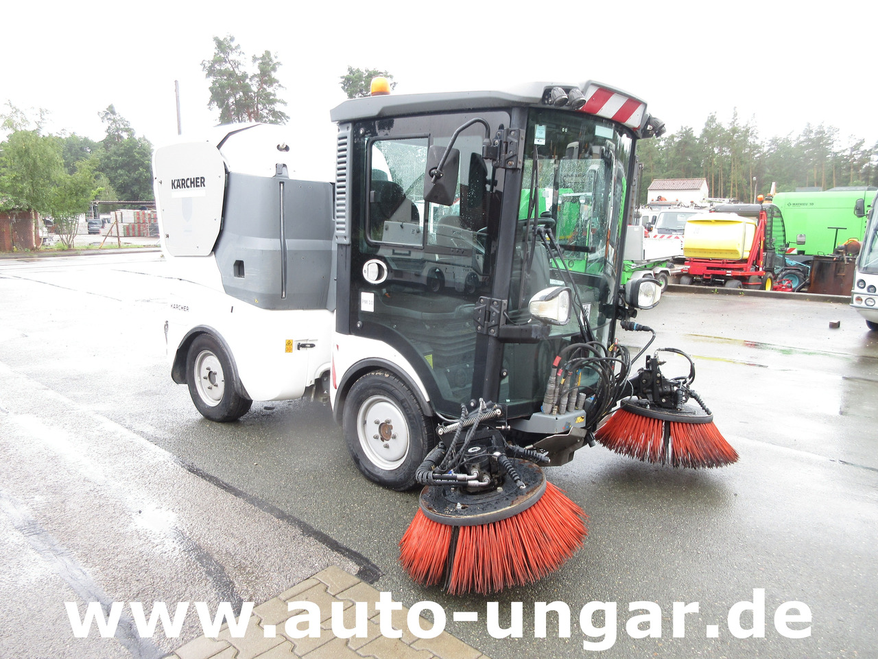 KÄRCHER MC130 Advanced Kehrmaschine Geräteträger 4x4 Kommunalfahrzeug MIC 130 Professional - Balayeuse de voirie: photos 1 KÄRCHER MC130 Advanced Kehrmaschine Geräteträger 4x4 Kommunalfahrzeug MIC 130 Professional - Balayeuse de voirie: photos 1