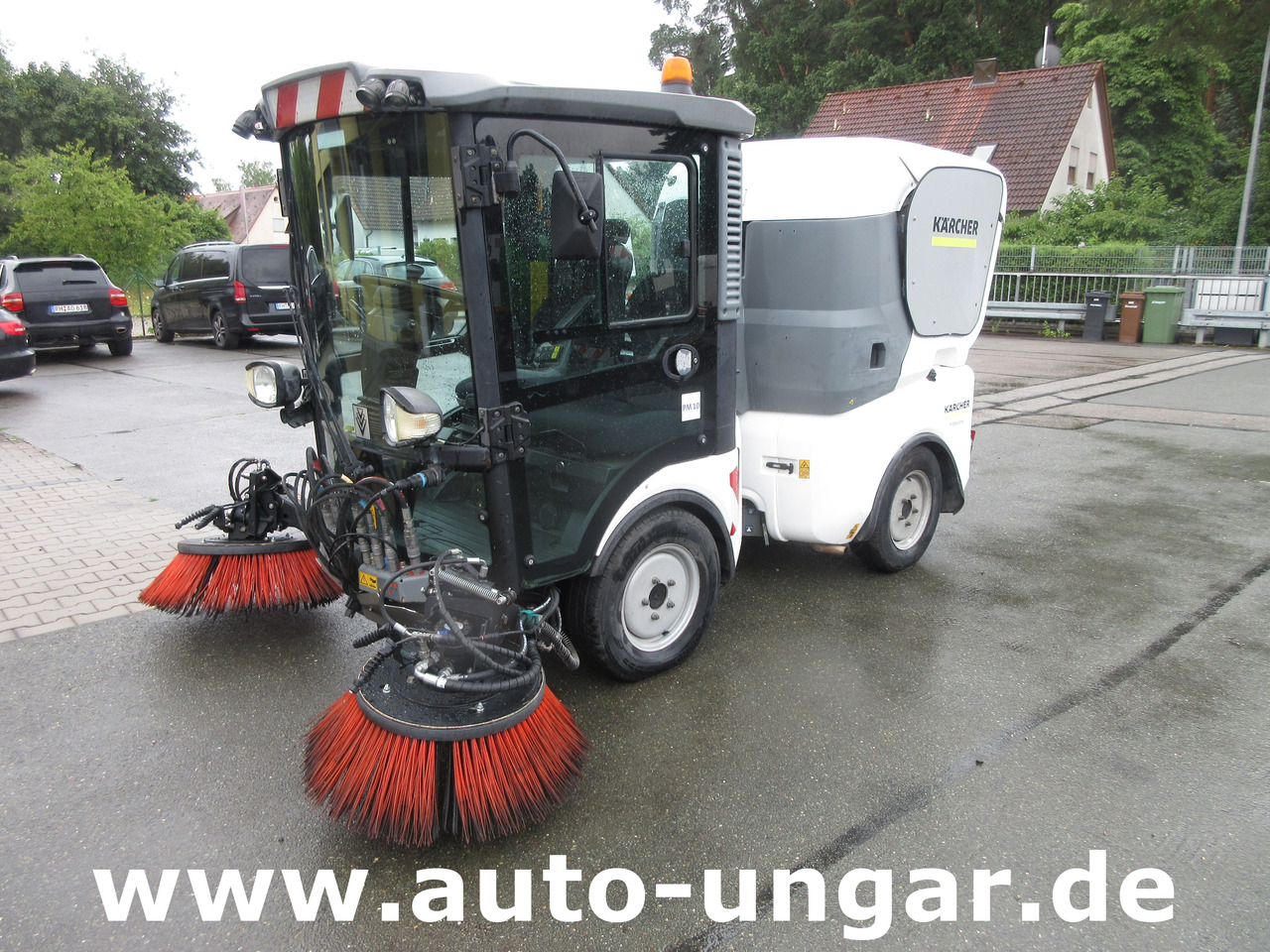 KÄRCHER MC130 Advanced Kehrmaschine Geräteträger 4x4 Kommunalfahrzeug MIC 130 Professional - Balayeuse de voirie: photos 3 KÄRCHER MC130 Advanced Kehrmaschine Geräteträger 4x4 Kommunalfahrzeug MIC 130 Professional - Balayeuse de voirie: photos 3