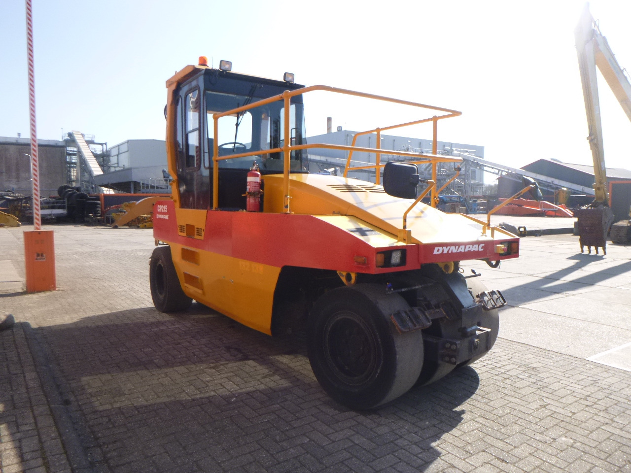 Compacteur à pneus DYNAPAC CP215(HITACHI): photos 6