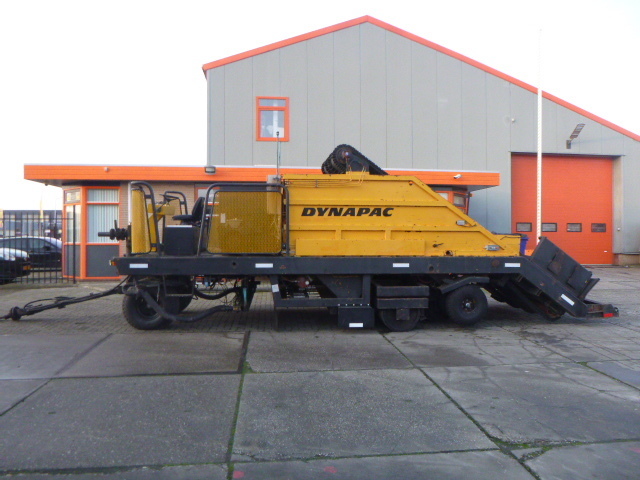 DYNAPAC HR21 Chip Spreader - Travaux routiers: photos 1 DYNAPAC HR21 Chip Spreader - Travaux routiers: photos 1