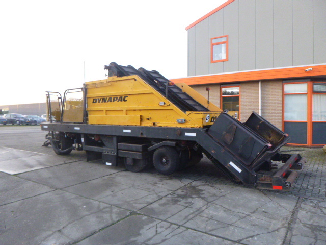 DYNAPAC HR21 Chip Spreader - Travaux routiers: photos 2 DYNAPAC HR21 Chip Spreader - Travaux routiers: photos 2