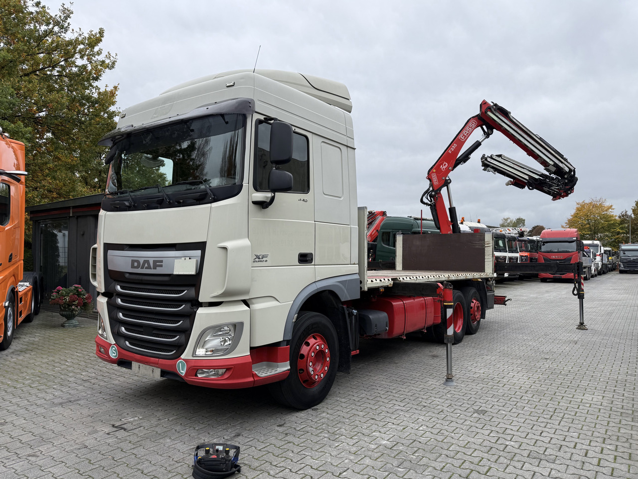 Daf XF440 6X2 Fassi 235 mit Jib bis 24.50 Meter - Camion plateau, Camion grue: photos 1 Daf XF440 6X2 Fassi 235 mit Jib bis 24.50 Meter - Camion plateau, Camion grue: photos 1