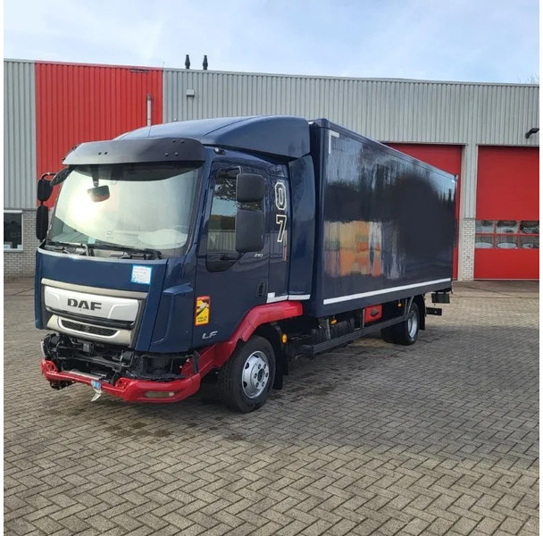 DAF LF 210 / ENGINE RUNNING / ONLY:120371 KM / PLATFORM:1000 KG / LWDS / AIRCO / AUTOMATIC / EURO-6 / 2022 - Camion fourgon: photos 1 DAF LF 210 / ENGINE RUNNING / ONLY:120371 KM / PLATFORM:1000 KG / LWDS / AIRCO / AUTOMATIC / EURO-6 / 2022 - Camion fourgon: photos 1