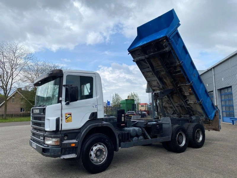 Scania 114-340 / 6X4 / 2 SIDE TIPPER / BIG AXLE / FULL-STEEL / DRUM BRAKES / MANUAL / 1999 - Camion benne: photos 2 Scania 114-340 / 6X4 / 2 SIDE TIPPER / BIG AXLE / FULL-STEEL / DRUM BRAKES / MANUAL / 1999 - Camion benne: photos 2