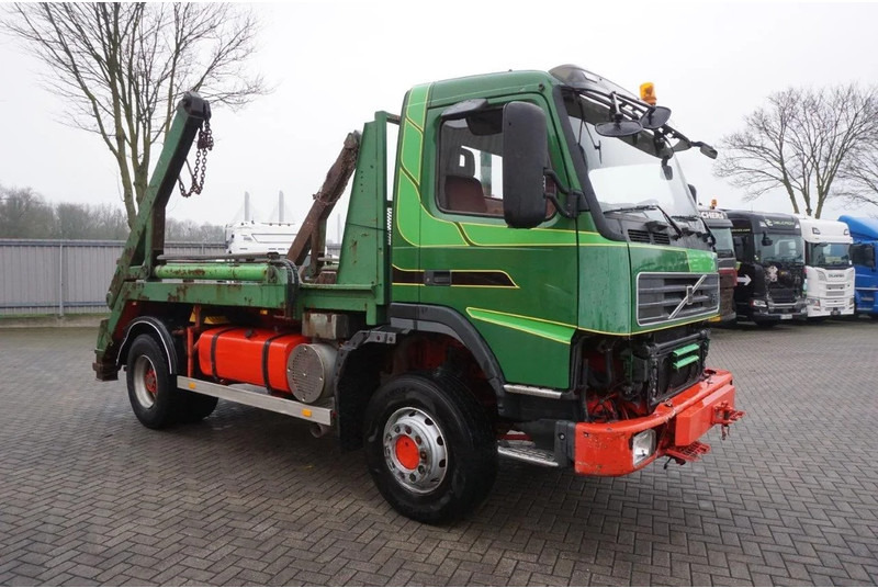Volvo FM12-420 / ENGINE RUNNING / 4X4 / HYDRAULICS / BIG AXLE / ONLY:510426 KM / FULL STEEL / EURO-3 / 2001 - Camion multibenne: photos 3 Volvo FM12-420 / ENGINE RUNNING / 4X4 / HYDRAULICS / BIG AXLE / ONLY:510426 KM / FULL STEEL / EURO-3 / 2001 - Camion multibenne: photos 3