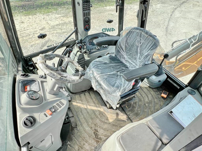 Case 851FX Plus 4WD - New / Unused / Telescopic - Tractopelle: photos 5 Case 851FX Plus 4WD - New / Unused / Telescopic - Tractopelle: photos 5