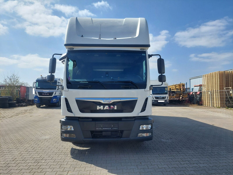 MAN TGL 8.220 - Camion à rideaux coulissants: photos 3 MAN TGL 8.220 - Camion à rideaux coulissants: photos 3