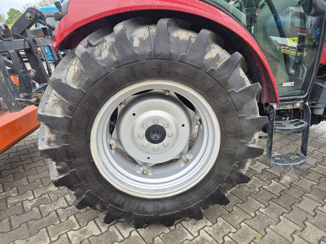 Tracteur agricole Case IH Farmall 75 / 2022 / Only 1853 MTH / Sweeper + Plow Extra / 1 OWN: photos 22