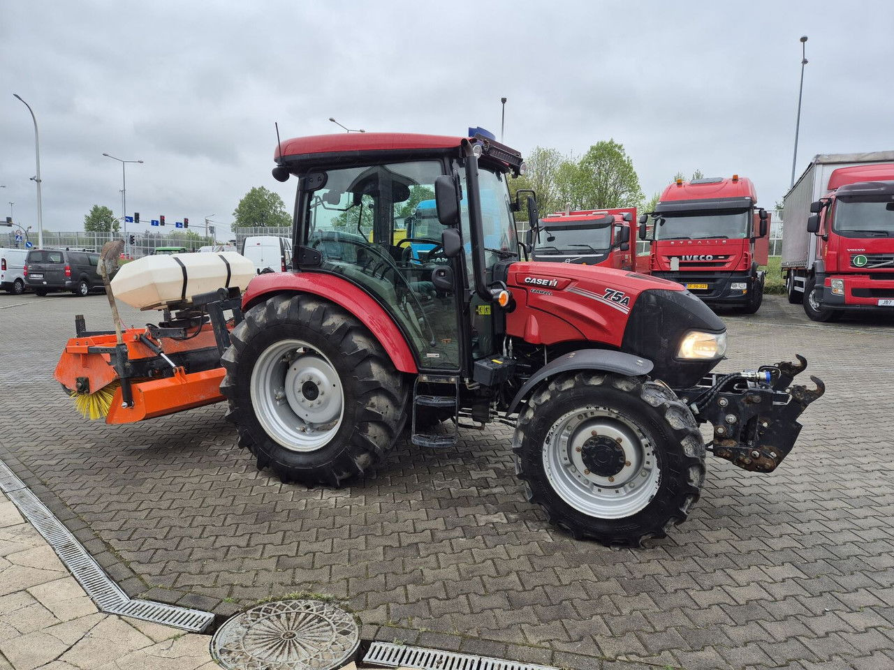 Tracteur agricole Case IH Farmall 75 / 2022 / Only 1853 MTH / Sweeper + Plow Extra / 1 OWN: photos 8