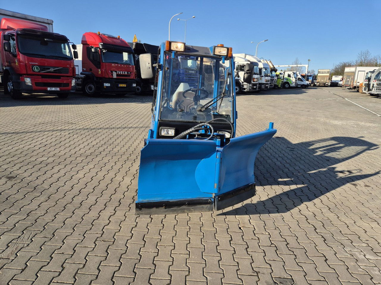 HOLDER C245 4WD / Tool carrier / Snow plow / PTO Front AN D Rear / 4X4 / - Tracteur communal: photos 4 HOLDER C245 4WD / Tool carrier / Snow plow / PTO Front AN D Rear / 4X4 / - Tracteur communal: photos 4