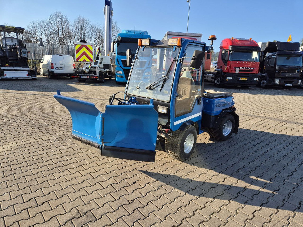 HOLDER C245 4WD / Tool carrier / Snow plow / PTO Front AN D Rear / 4X4 / - Tracteur communal: photos 2 HOLDER C245 4WD / Tool carrier / Snow plow / PTO Front AN D Rear / 4X4 / - Tracteur communal: photos 2