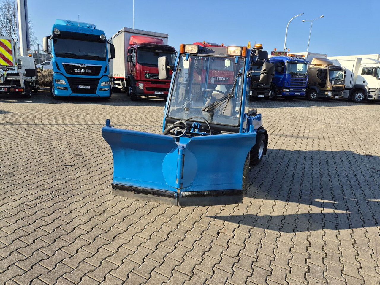 HOLDER C245 4WD / Tool carrier / Snow plow / PTO Front AN D Rear / 4X4 / - Tracteur communal: photos 3 HOLDER C245 4WD / Tool carrier / Snow plow / PTO Front AN D Rear / 4X4 / - Tracteur communal: photos 3